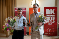 20250712 NK Venlo. Links Jorden van Foreest (kampioen) en Loek van Wely (vice-kampioen). (Foto Frans Peeters)
