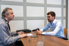 20250712 NK Venlo. Henk van Gool (links) interviewt Kampioen Jorden van Foreest. (Foto KNSB/Schaakbond)