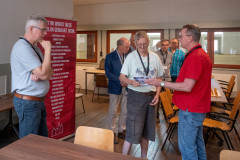 20250712 NK Venlo. Gerard in ’t Veld (rechts) bedankt Geert Hovens voor zijn inzet als vrijwilliger. Links kijkt John Stikkelbroeck toe. (Foto Ad Bruijns)