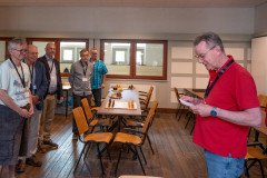 20250712 NK Venlo. Gerard in ’t Veld (rechts) bedankt de vrijwilligers voor hun inzet: Geert Hovens, Bas van der Grinten, Hans van Mulekom, Henk van Gool en Rick Wagemakers. Rechts Sjraar Munten. (Foto Ad Bruijns)