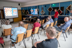 20250712 NK Venlo. Toeschouwers volgen de barrage partij tussen Robin en Machteld. Onder andere Gerard in ’t Veld, Henk van Gool en Peter Schoeber. (Foto Ad Bruijns)