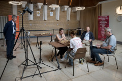 20250712 NK Venlo. Barrage partij tussen Robin en Machteld. Meeschrijvers zijn Hans van Mulekom en John Stikkelbroeck (rechts(. Links toernooi directeur Ad Bruijns. (Foto Frans Peeters)