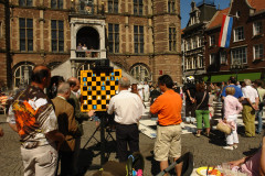 NK Jeugd 2007: Levend Schaakspel Markt, bij het demobord o.a. Theo van Spijk, Bas van der Grinten, en Jan Doornenbal