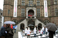 NK Jeugd, Levend Schaakspel, 28 april 2009. Op het bordes Vlnr: Wethouder Peter Frey, Zef Hendrix en Jo Hermans