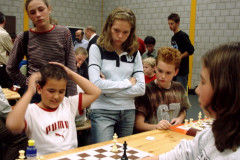 pen NK Rapid voor jeugdteams 200426 september 2004 te Mierlo.Ronde 4 tegen team  van Op Eigen Wieken Leiden. Tegenstandster Talitha Munnik. Spannend omdat Thijmen heel veel in tijd voor stond. Uiteindelijk toch remise (beide koning over). Links achter staand Marina van Vliembergen.