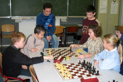 Thijmen kijkt toe hoe op de derde dag Jordy Caessens (links)  en Lynn Cleuters rechts) zich inspelen
