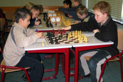 Thijmen tegen Jordy Caessens in de zestiende ronde op 30 december 2003. Verloren van Jordy na eerst gewonnen te hebben gestaan.