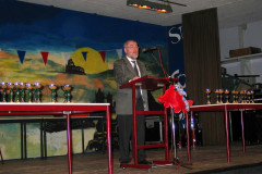 De voorzitter van BSV en van de Limburgse schaakbond de heer Hans Cuppen gaat de bekers uitreiken.