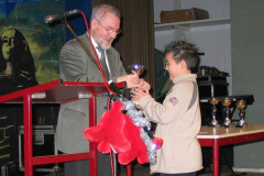 Thijmen ontvangt de prijs van de kampioen in de D categorie uit de handen van Hans Cuppen de voorzitter van de Limburgse schaakbond op 30 december 2003