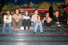 De drie beste van de D-categorie naast elkaar.Meisjes V.l.n.r. Judith Hendricx (eerste), Lynn Cleuters (tweede) en Laura Bachaus (derde)Jongens  V.l.n.r. Janick Janssen (tweede) Jordy Caessens (derde) en Thijmen Smith (eerste)