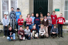 PJKL 20041230 Cadier en Keer Groepsfoto D groep. Bovenste rij: vierde van rechts: Martine op de Kamp. Onderste rij: tweede van links Florens Cals