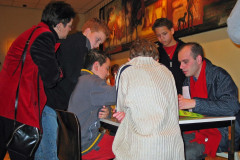 PJKL 20041230 Cadier en Keer. Nabespreking met trainer Boris Friesen. Rechts staand Rocco La Serpe, op de rug Lars Strolenberg, zittend Thijmen Smith, staand links Guido Faassen en Berthi Smith