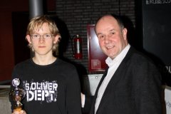 Jos Gijzen, Campusdirecteur College Den Hulster, overhandigt de beker aan Egbert Clevers, winnaar A groep PJKL 2009