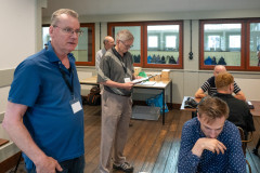 Rapid 20250708. Voorzitter Gerard in 't Veld opent het toernooi. Rechts naast hem wedstrijdleider Geert Hovens. (Foto Ad Bruijns)