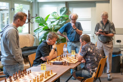 Rapid 20250708. Staand links Arthur Hendrickx, daarnaast Geert Hovens. Zittend rechts Joop Jansen. (Foto Ad Bruijns)