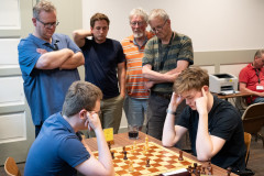 20250711 NK Venlo. Rapidtoernooi, staand links Rick Wagemakers, rechts Geert Hovens (Foto KNSB/Schaakbond)