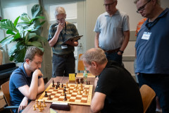 20250711 NK Venlo. Rapidtoernooi, rechts Danny Boskemper, staand Geert Hovens, John Stikkelbroeck en Rick Wagemakers (Foto KNSB/Schaakbond) 