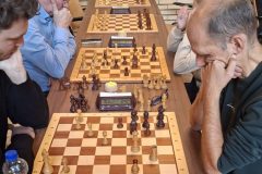 Partijfragment Randy Bax - Roel Wiche uit groep B. Omdat de stelling zo uniek was. Uiteindelijk kreeg Roel met zwart een (zwaar) gewonnen stelling maar liep hij in een zg. stalemate trap. Hoe mooi kan schaken soms zijn!