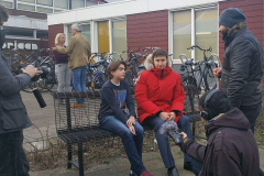 Siem en Sergey op het bankje voor de speelhal De Moriaan tijdens het interview (Foto San van Dael).