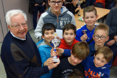 Hub van Spijk reikt de bokaal voor de verenigingsprijs uit aan spelers van SV Tegelen