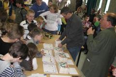 Boekenuitdeling door Geert Hovens en Bas van der Grinten