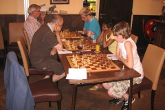 Vooraan rechts Ruud van Meegen. Daarachter Peter Smith (links) tegen Maria Rahawadan