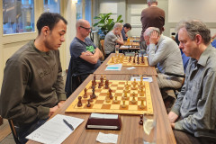 R2: Henk van Gool (links) tegen Farouk Stepine. Daarachter John de Laat (links) tegen Bas van der Grinten