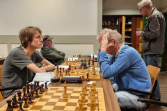 R2: Wim Keijsers (links) tegen Johan Jacobs. Staand Jos Rongen.