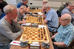 R4: Frank van Overbeek (links) tegen Piet Thijssen