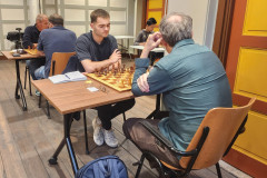 R5, bord 1: Peppe de Martino (links) tegen Henk van Gool
