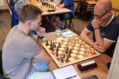 R7: Peppe de Martino (links) tegen John de Laat