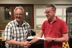 Geert Hovens (links) ontvangt de 2e prijs uit handen van voorzitter Gerard in ’t Veld.