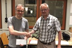Henk van Gool (links) krijgt zijn prijs als toernooiwinnaar.