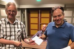 José Alonso (rechts) ontvangt de 3e prijs uit handen van wedstrijdleider Geert Hovens. Op de achtergrond Peter Schoeber die 4e werd.