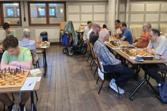 Venlo Open 2025. Rechts vooraan op bord 1 Peter Schoeber (links) tegen Henk van Gool. Links vooraan Valentin Blok.