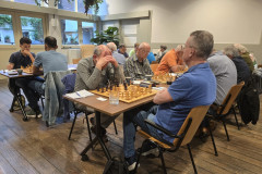 Overzicht speelzaal. Op de voorgrond Bas van der Grinten (links) tegen Gerard in 't Veld.