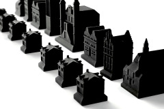 Zwart: Martinuskerk (koning), Stadhuis (koningin), Ald Weishoes (loper), Romerhuis (paard), Domani (toren), rijtjeshuizen (pionnen)