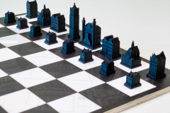 Zwart: Martinuskerk (koning), Stadhuis (koningin), Ald Weishoes (loper), Domani (paard), Romerhuis (toren), rijtjeshuizen (pionnen)