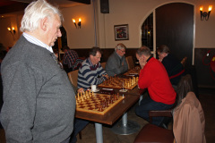 Vergleichskampf 20111215 Staand Piet Kuntzelaers Zittend Albert Houwen (links) tegen Ernst Clemens
