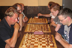 Zomersnelschaak 20080814. Nico van der Hoogt (links) tegen Geert Hovens