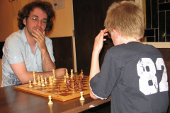 Zomerschaaktoernooi Venlo 20080814 Wouter Smeets tegen Jan Cox (rechts)