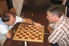 Zomersnelschaak 20080814. Hans Leenders (links) tegen Henk van Meegen. Jan Cox (rechts) kijk toe.