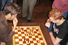 Zomersnelschaak 20080724. Rechts met wit Guido Faassen, Toekijkend v.l.n.r. Karl Jacobitz, Henk Suurhoff, Leonid Bondarchuk