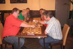 Zomersnelschaak 2009: Jack Vossen (links) tegen Henk van Meegen