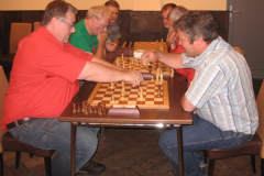 Zomersnelschaak 2009: Jack Vossen (links) tegen Henk van Meegen