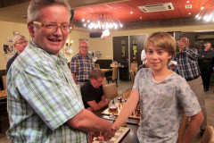 Zomersnelschaak 2015 Geert Hovens feliciteert Max Warmerdam met zijn eerste plaats