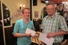Zomersnelschaak 2015 Geert Hovens feliciteert Pim Lammes met zijn derde plaats in de B-groep