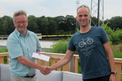 Zomersnelschaak 2016. Maarten Toll (rechts) krijgt de derde prijs Venlo Open A