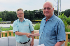 Zomersnelschaak 2016. Peter Schoeber rechts) krijgt de tweede prijs Venlo Open A