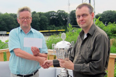Zomersnelschaak 2016. Henk van Gool (rechts) krijgt de beker als winnaar Venlo Open